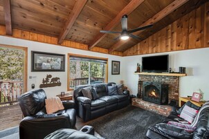 Signature Cabin, 2 Bedrooms, Non Smoking, Kitchen | Living room | 40-inch Smart TV with cable channels