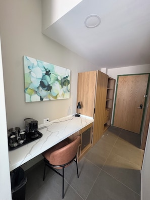 Habitación, 2 camas Queen size, para no fumadores | Área de sala de estar