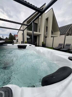 Outdoor spa tub - Mazurskie Niebo Appartement 2 Chambres (Goldap)