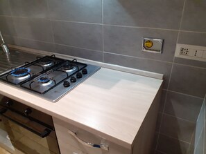 Réfrigérateur, four, plaque de cuisson, cafetière/bouilloire