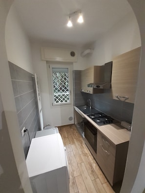 Fridge, oven, stovetop, coffee/tea maker