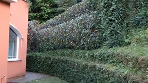 Un bâtiment à la façade rose avec une fenêtre.