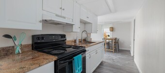 5 Minute Stroll to the Beach - 2 BR house in awesome Narragansett AC