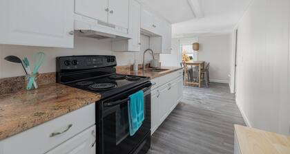 5 Minute Stroll to the Beach - 2 BR house in awesome Narragansett AC