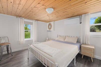 5 Minute Stroll to the Beach - 2 BR house in awesome Narragansett AC