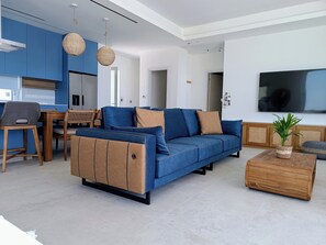 Smart TV - Unic 4 bedrooms beach villa 
Big private pool 
Juccuzy 
Barrel sauna
Sea view (Perivolia)