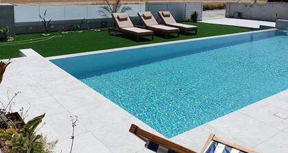 Unic 4 bedrooms beach villa
Big private pool
Juccuzy
Barrel sauna
Sea view