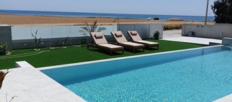 Unic 4 bedrooms beach villa
Big private pool
Juccuzy
Barrel sauna
Sea view