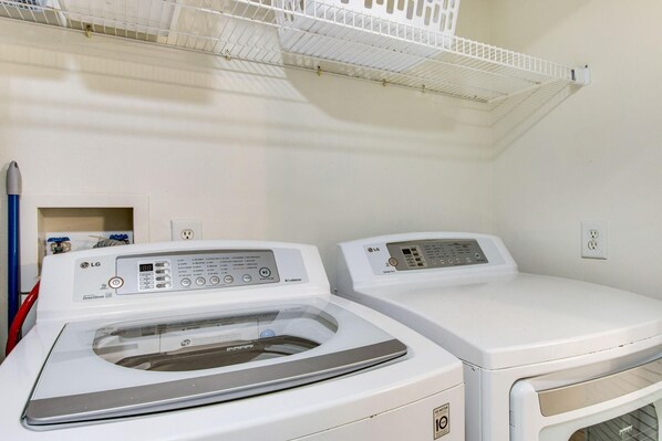 คอนโด, หลายเตียง (Romar Place 102) | ภายใ��น