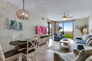 คอนโด, หลายเตียง (Romar Place 102) | บริเวณนั่งเล่น