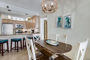 คอนโด, หลายเตียง (Romar Place 102) | ร้านอาหาร