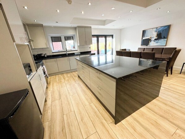 Opvaskemaskine, køkkentøj/tallerkener/redskaber