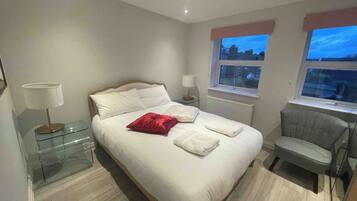 4 bedrooms, iron/ironing board, WiFi, bed sheets