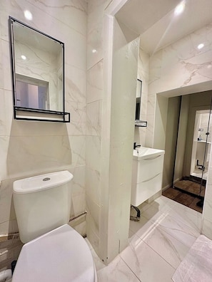 Bathroom - Ground floor / 1 minute to tube (Greater London)