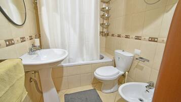 Chuveiro, secador de cabelo, bidê, toalhas de banho