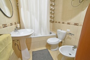 Dusche, Haartrockner, Bidet, Handtücher