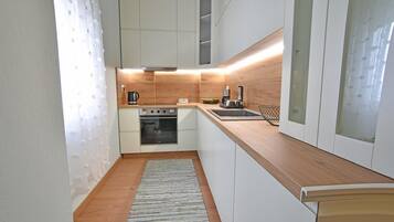 Kühlschrank, Ofen, Geschirrspüler, Wasserkocher mit Kaffee-/Teezubehör