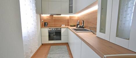 Kühlschrank, Ofen, Geschirrspüler, Wasserkocher mit Kaffee-/Teezubehör
