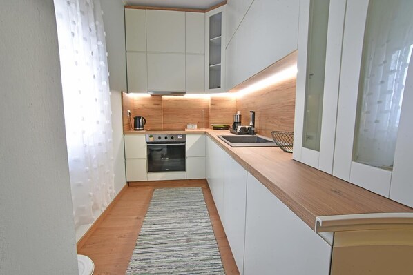 Kühlschrank, Ofen, Geschirrspüler, Wasserkocher mit Kaffee-/Teezubehör