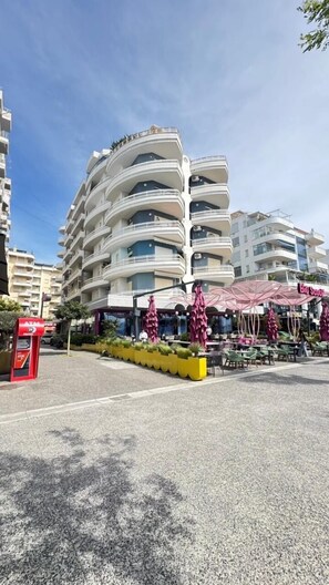 Exterior - Seaside retreat with stunning sea views – steps from the beach, pure relaxation. (Vlore)