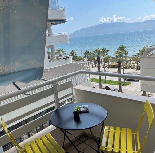 Seaside retreat with stunning sea views – steps from the beach, pure relaxation.