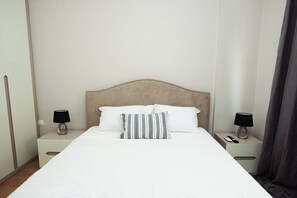 1 bedroom, iron/ironing board, free WiFi - Seaside retreat with stunning sea views – steps from the beach, pure relaxation. (Vlore)