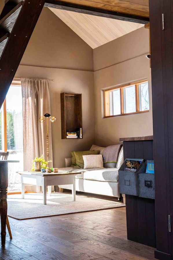Cabana, 1 quarto, sacada, vista para o jardim | Sala de estar | Livros