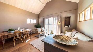 Stuga - 1 sovrum - balkong - utsikt mot trÀdgÄrden | Matsal