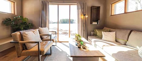 Cabaña, 1 habitación, balcón, vista al jardín | Sala de estar | Libros