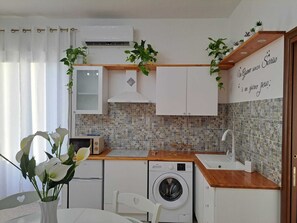 KĂŒhlschrank, Mikrowelle, Wasserkocher mit Kaffee-/Teezubehör