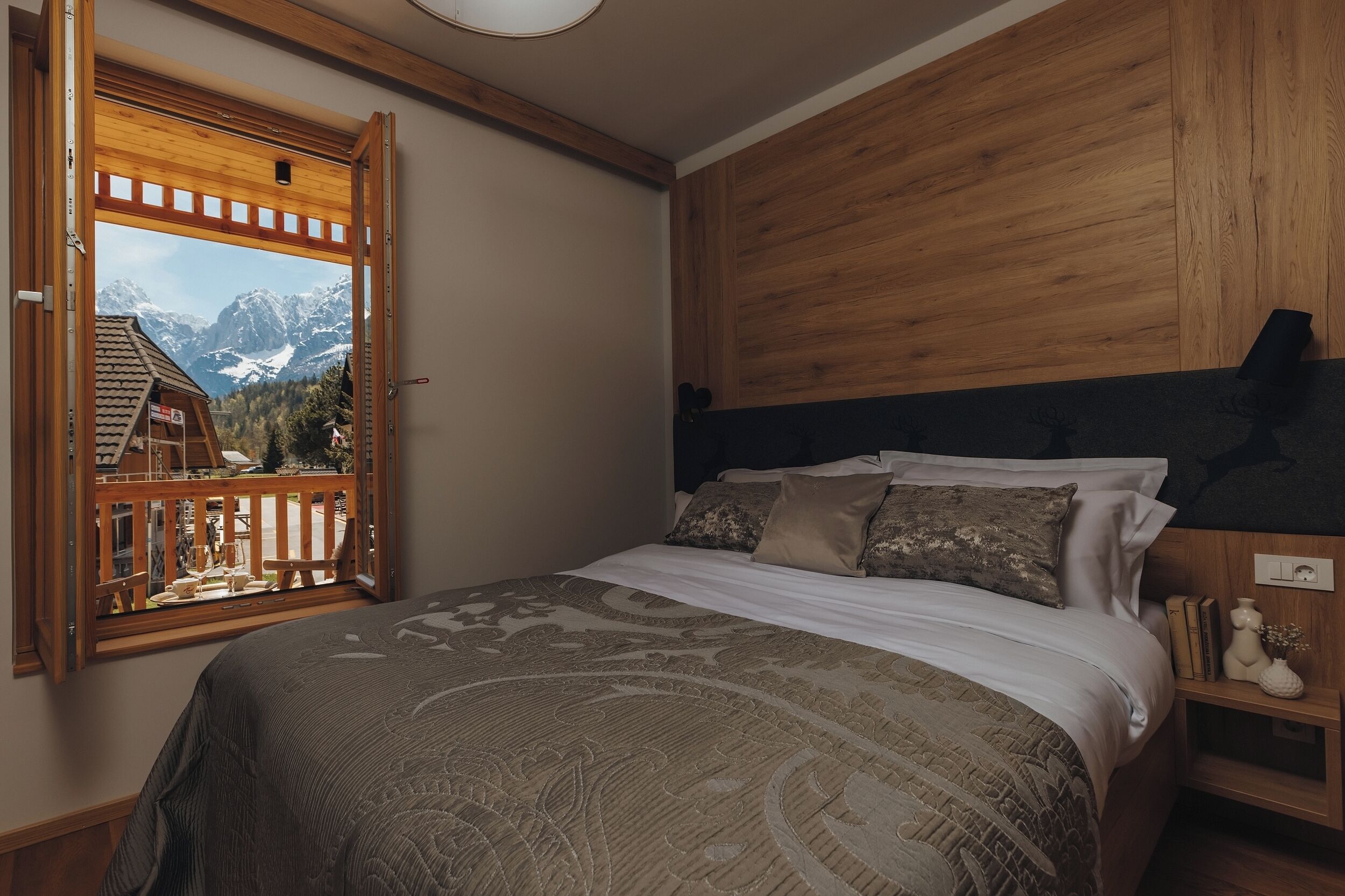 Cofres nos quartos, cortinas blackout, quartos à prova de som