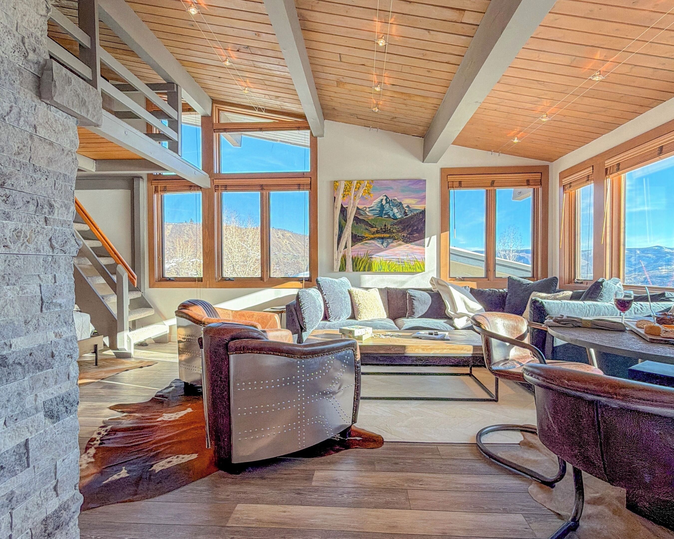 Smart TV, fireplace, books, stereo