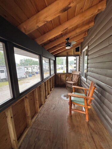 Charming cabin  At Magee East Marina & Campground