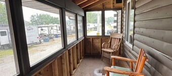 Charming cabin  At Magee East Marina & Campground