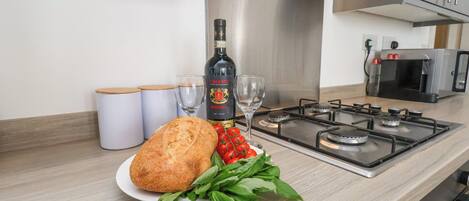 Lave-vaisselle, batterie de cuisine, vaisselle et ustensiles