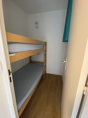 2 makuuhuonetta, silitysrauta/-lauta, Wi-Fi