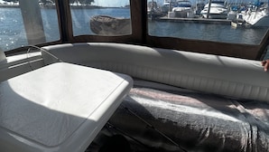 L'intérieur d'un bateau donnant sur un port de plaisance.