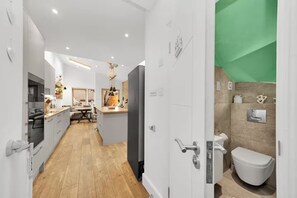 Regadera, secadora de cabello, toallas 