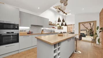 Coffee/tea maker, fridge, microwave, oven