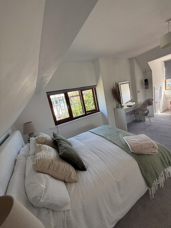 5 bedrooms, iron/ironing board, WiFi, bed sheets