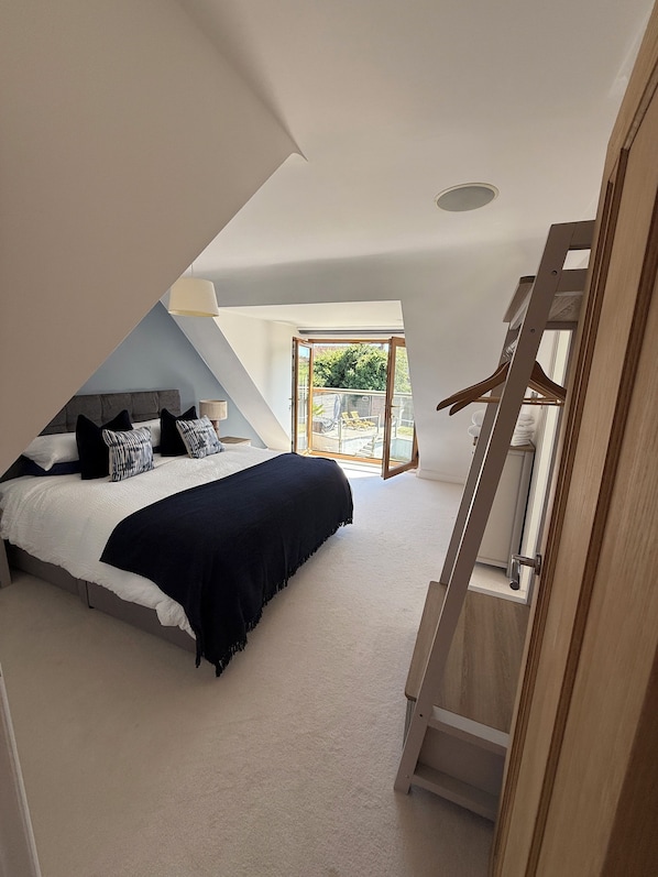 5 bedrooms, iron/ironing board, WiFi, bed sheets