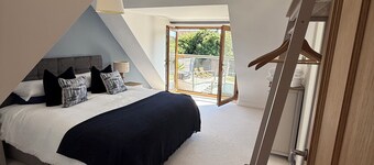 Spacious Seaside home with hot tub sleeps 10