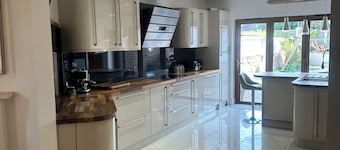 Spacious Seaside home with hot tub sleeps 10