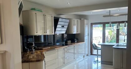Spacious Seaside home with hot tub sleeps 10