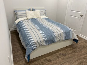 1 bedroom, free WiFi, bed sheets - Vicky Vacation Rentals #1
 (Vaughan)