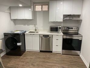 Een koelkast, een microgolfoven, een oven, een kookplaat