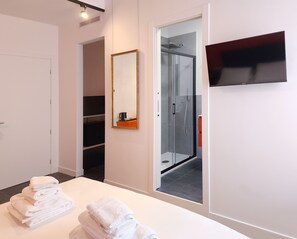Deluxe kamer, 1 twee- of 2 eenpersoonsbedden, uitzicht op de stad (Giacca) | Donsdekens, een minibar met enkele gratis items, een kluis op de kamer