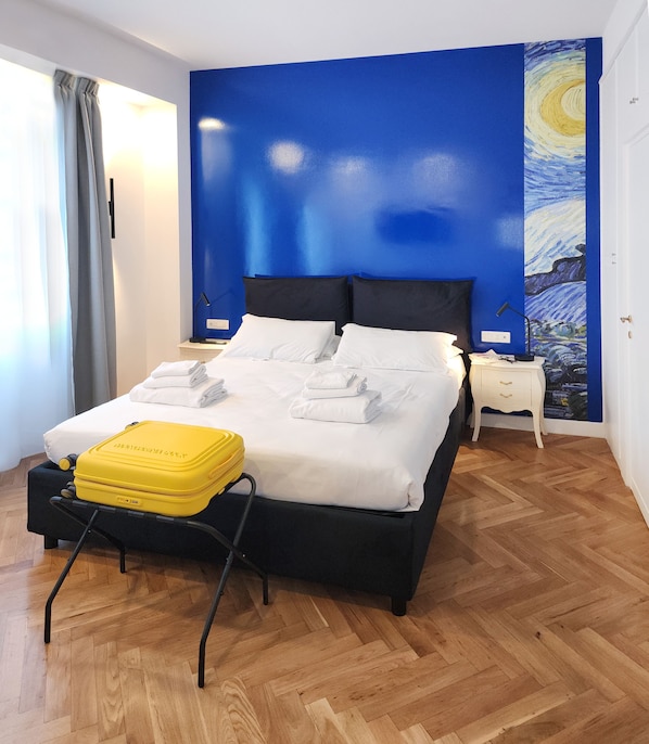 Chambre Deluxe double, vue sur la ville (Notte) | Couette en duvet, minibar contenant certains articles gratuits