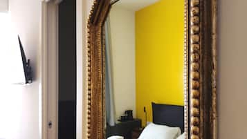 Comfort kamer, 1 twee- of 2 eenpersoonsbedden, uitzicht op stad (Bacio) | Donzen dekbedden, een minibar met enkele gratis items