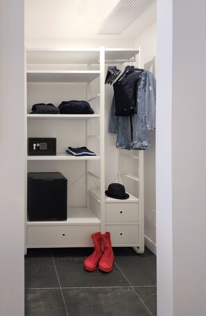 Chambre Confort double ou avec lits jumeaux, vue sur la ville (Bacio) | Garde-robe